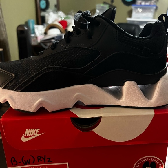 Nike Women's Ryz 365 2 Black and White Athletic Shoes - size 8.5 - Picture 5 of 9